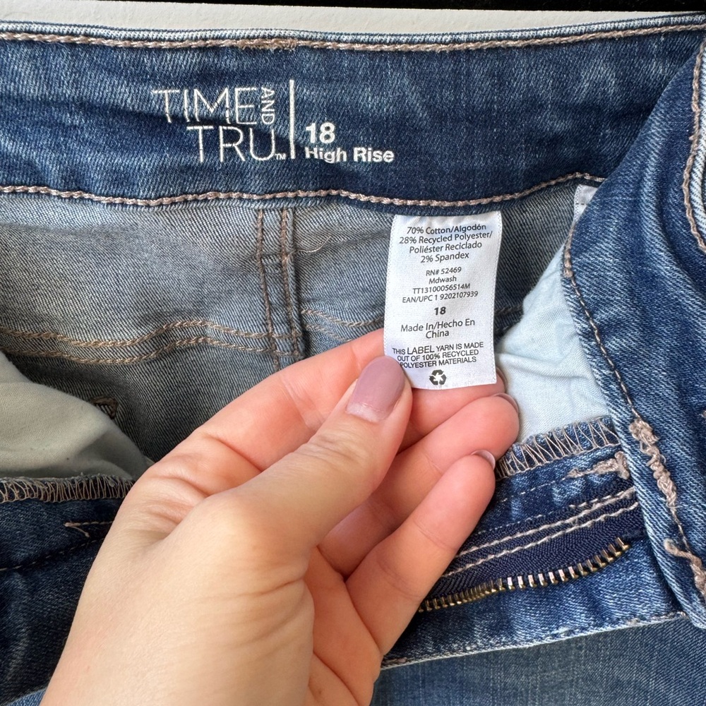 Time and Tru Women’s High Rise Jeans - Picture 3 of 6